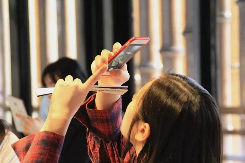 AIVA的預(yù)科小朋友們參觀托馬斯·薩拉切諾：原地飛行